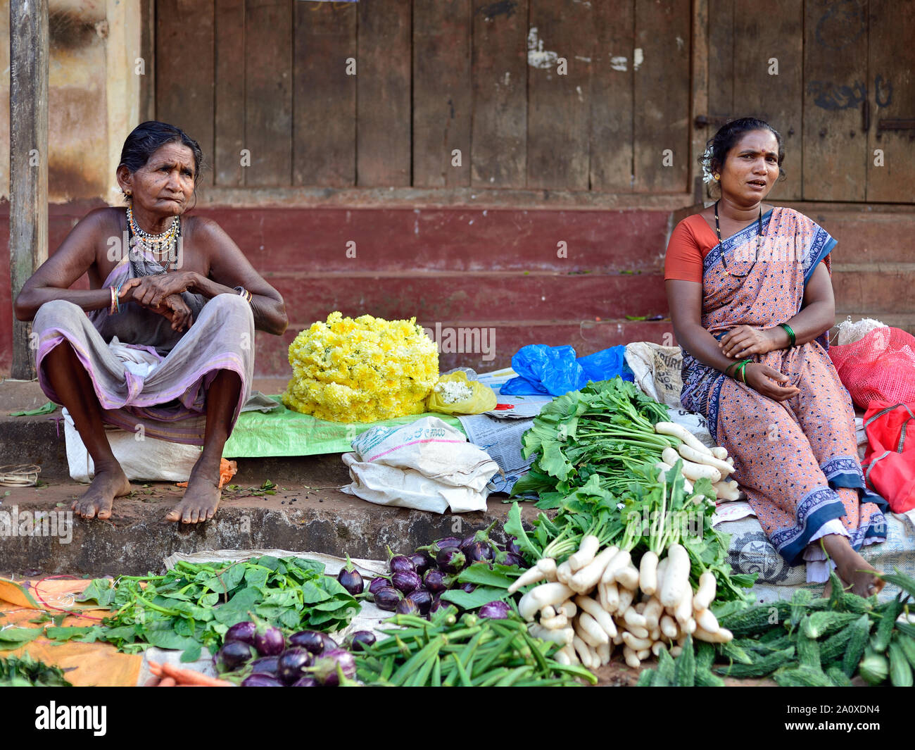 Gokarna, Karnataka India - 05 dicembre 2018: Le donne venditore di verdure su strade in Gokarna, il Karnataka. Foto Stock