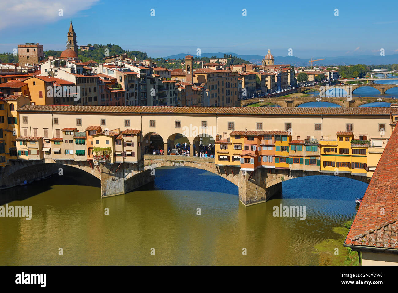 Il Ponte Vecchio ponte sul fiume Arno, Firenze, Italia Foto Stock