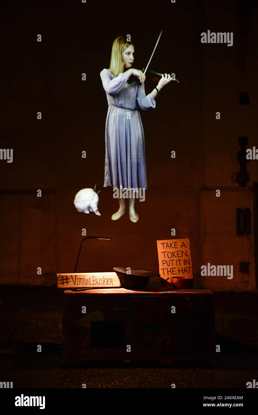 Suonatore ambulante virtuale, Notte Bianca Arts Festival, Impianto di illuminazione, Ballarat, Victoria Australia Foto Stock