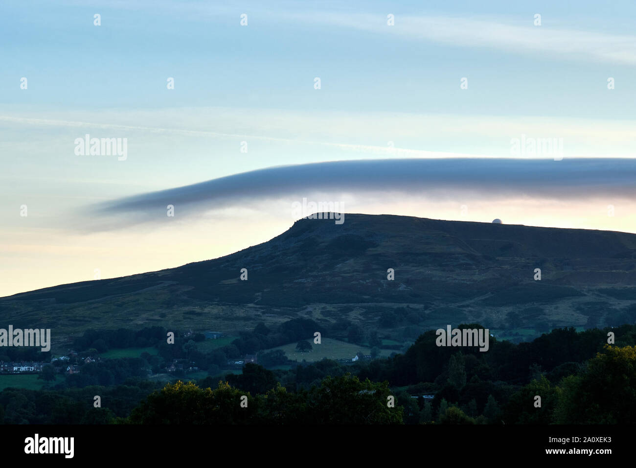 Il Cloud clipping il vertice di Titterstone Clee Hill, visto da vicino Knowbury, vicino a Ludlow, Shropshire Foto Stock