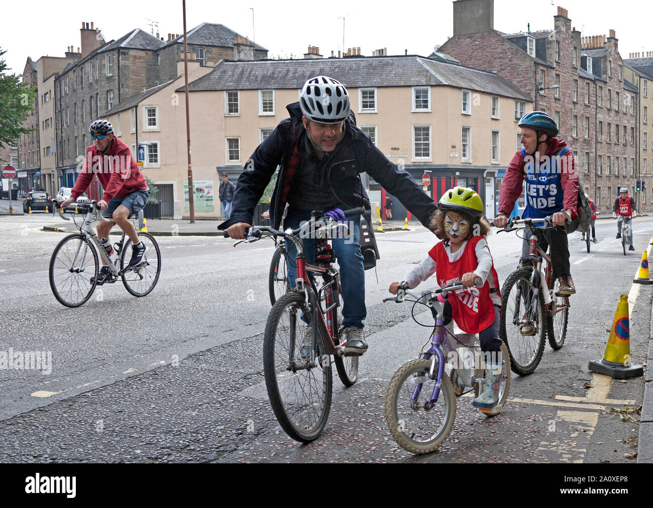 I Prati, Edimburgo, Scozia, Regno Unito. Il 22 settembre 2019. L'HSBC Let's ride evento di Edimburgo chiuso le strade al traffico nel centro cittã di Edimburgo come è ospitato gratuitamente un festival in bicicletta per i ciclisti di tutte le età e abilità. È seguita la attività di divertimento e sfide per tutta la famiglia a musica, locale cucina di strada e live mostra bravata. Foto Stock