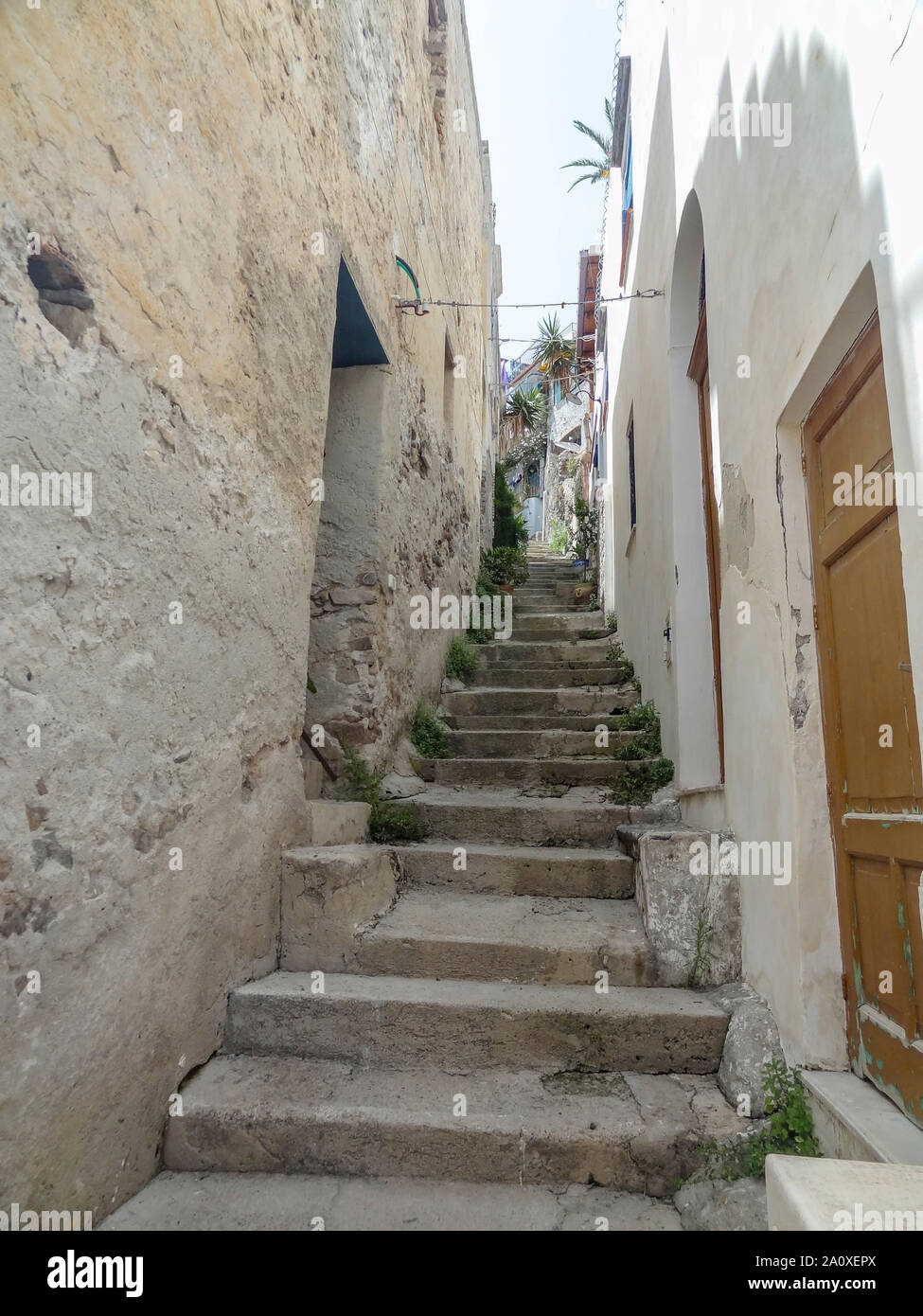 Idilliaco vecchia scalinata visto nel canneto a Lipari in Italia Foto Stock