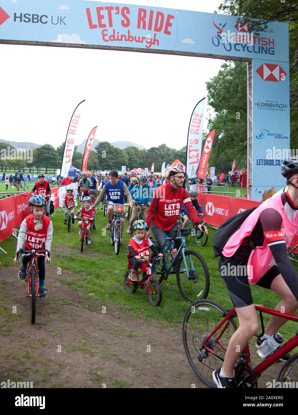 I Prati, Edimburgo, Scozia, Regno Unito. Il 22 settembre 2019. L'HSBC Let's ride evento di Edimburgo chiuso le strade al traffico nel centro cittã di Edimburgo come è ospitato gratuitamente un festival in bicicletta per i ciclisti di tutte le età e abilità. È seguita la attività di divertimento e sfide per tutta la famiglia a musica, locale cucina di strada e live mostra bravata. Foto Stock