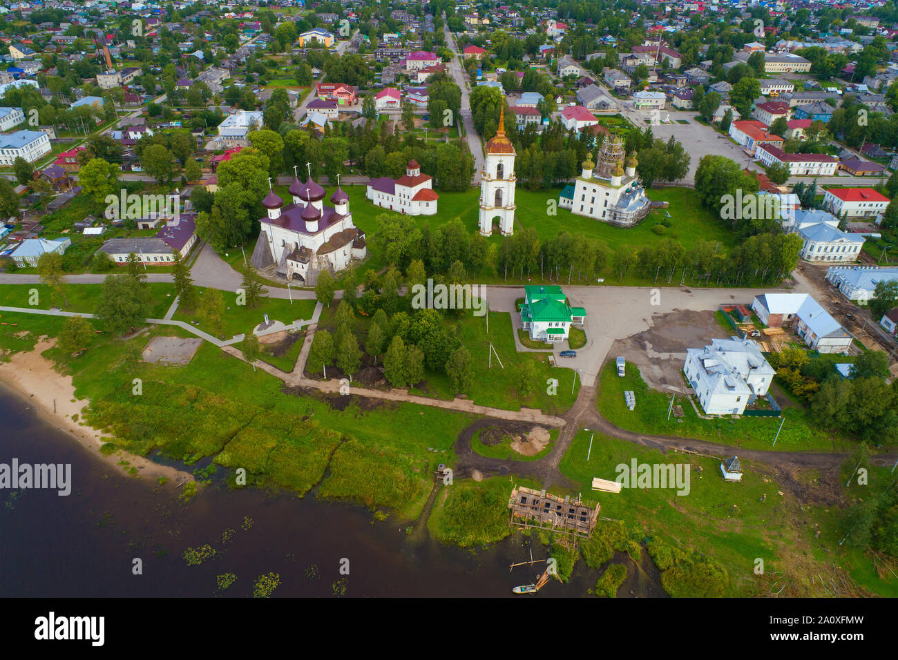 Piazza della Cattedrale con le antiche Chiese ortodosse nel paesaggio urbano su agosto mattina (fotografia aerea). Kargopol, Russia Foto Stock