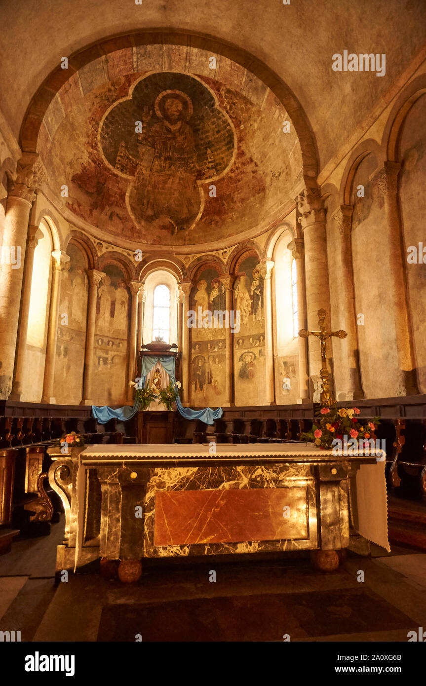 Abside e Altare con affreschi romanici della Cattedrale Saint-Lizier monumento storico (Saint-Lizier, Ariège, Occitanie, Pirenei, Francia) Foto Stock