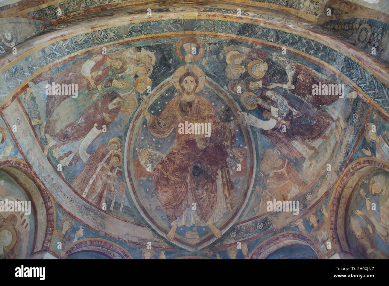Gesù Cristo nella mandorla circondato dagli apostoli raffigurati nella romanica murale dipinto datato dal XII secolo nella Cappella dei Monaci (Chapelle des Moines de Berzé-la-Ville) in Berzé-la-Ville, Francia. Foto Stock