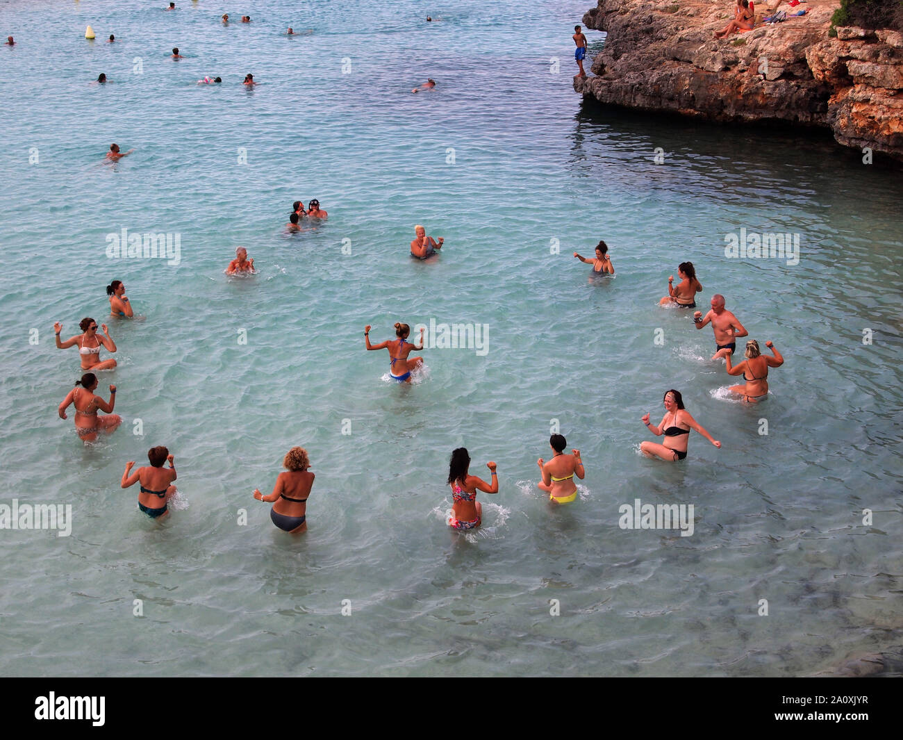 Corsi di aerobica in acqua di mare, Minorca, Cala Santandria Foto Stock