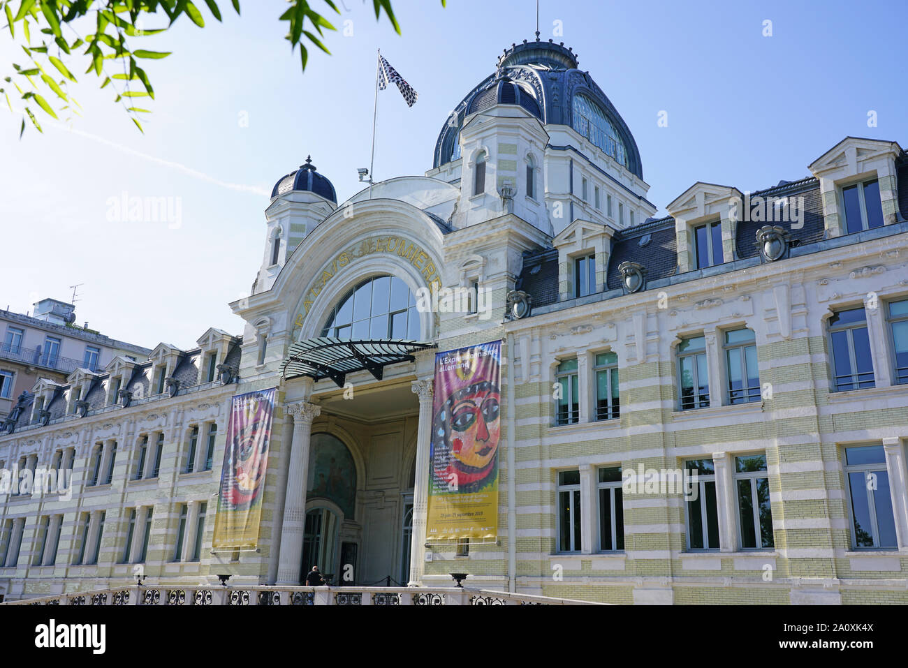 EVIAN-LES-BAINS, Francia -23 Giu 2019- Vista del landmark Palais Lumiere palazzo ora sede di congressi, sul litorale del Lago di Ginevra al di sotto della Foto Stock