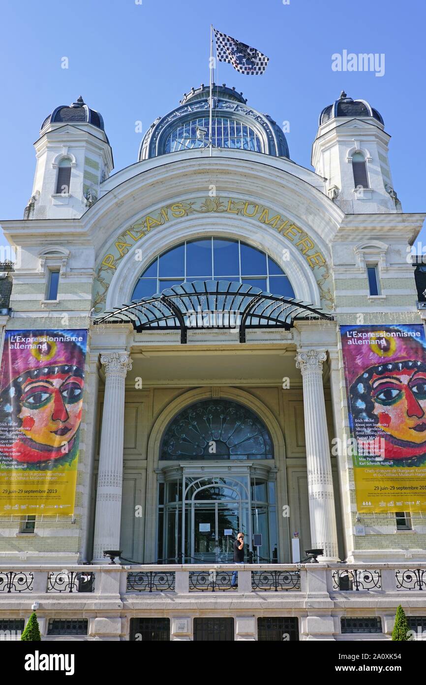 EVIAN-LES-BAINS, Francia -23 Giu 2019- Vista del landmark Palais Lumiere palazzo ora sede di congressi, sul litorale del Lago di Ginevra al di sotto della Foto Stock