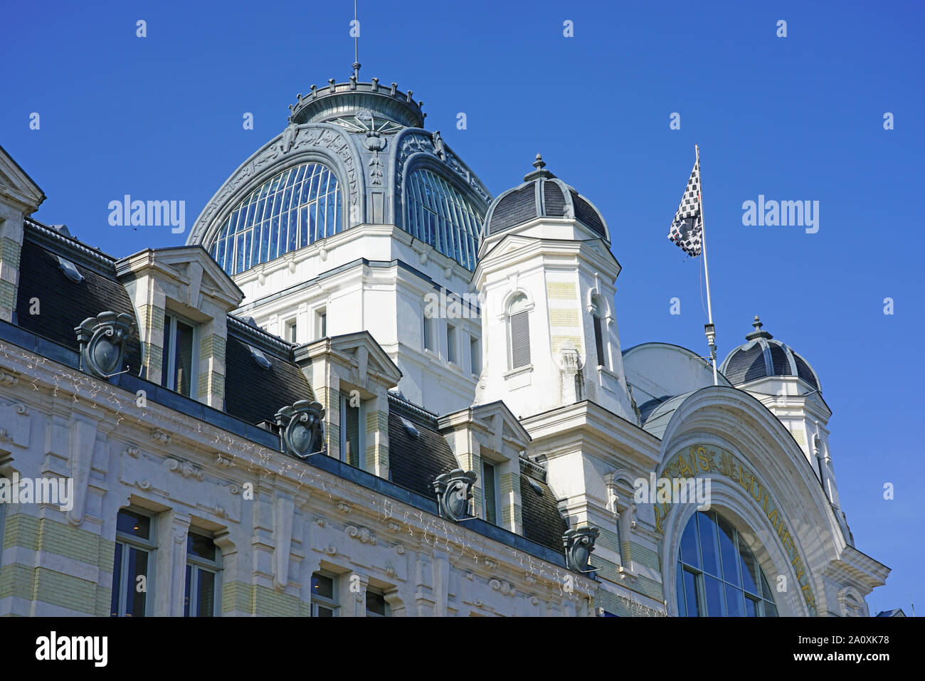 EVIAN-LES-BAINS, Francia -23 Giu 2019- Vista del landmark Palais Lumiere palazzo ora sede di congressi, sul litorale del Lago di Ginevra al di sotto della Foto Stock