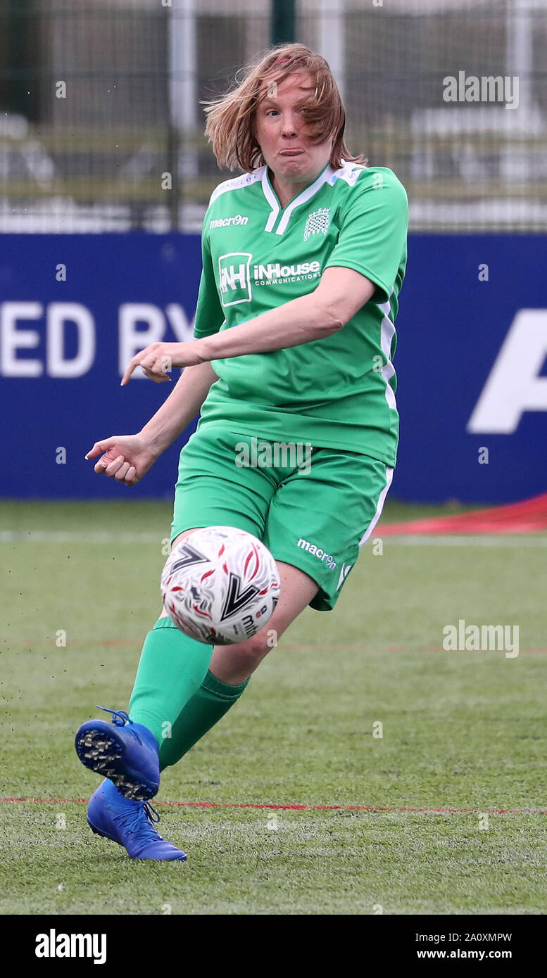 Tracey Crouch, membro della UK Parliament Women's Football Club, in azione durante la partita contro i Lewes FC Women's Vets in quella che è la prima partita di calcio in conferenza all'American Express Elite Football Performance Center di Brighton. Foto Stock