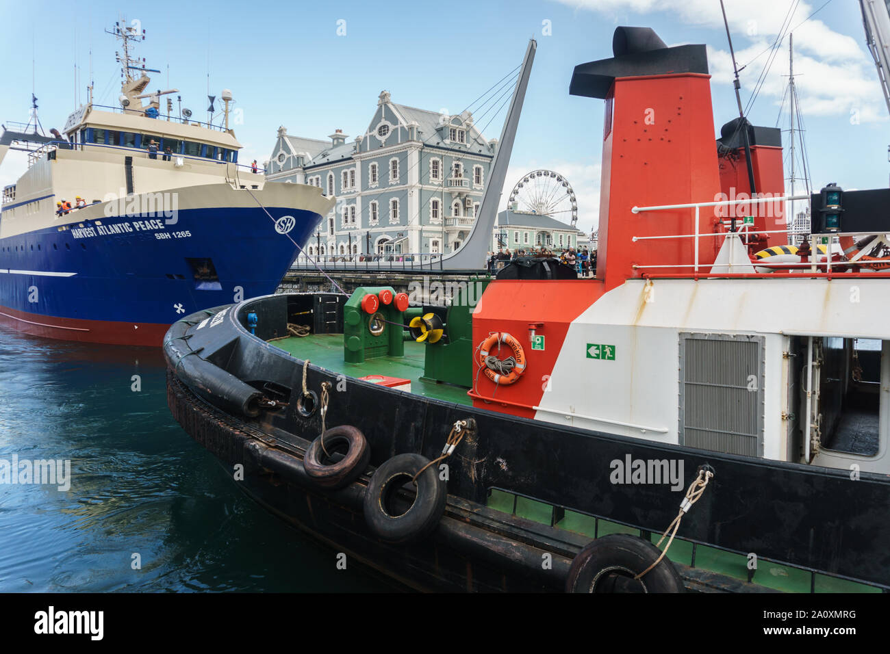 Il peschereccio Harvest Atlantic pace naviga del Sudafrica Cape Town Waterfront canale dopo un bacino a secco Servizio e paint job. Foto Stock