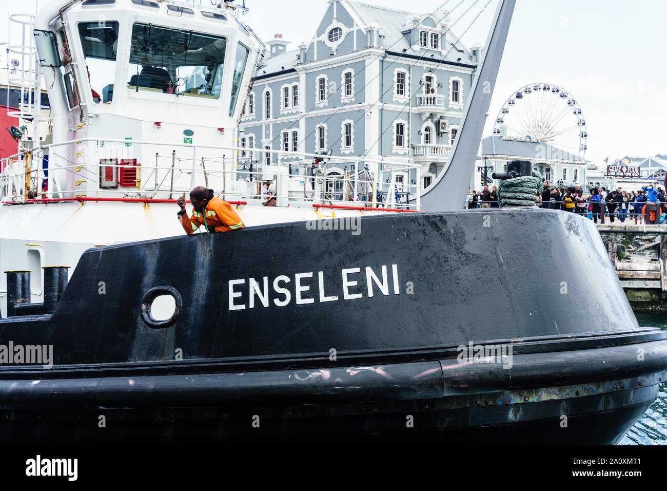 Il peschereccio Harvest Atlantic pace naviga del Sudafrica Cape Town Waterfront canale dopo un bacino a secco Servizio e paint job. Foto Stock