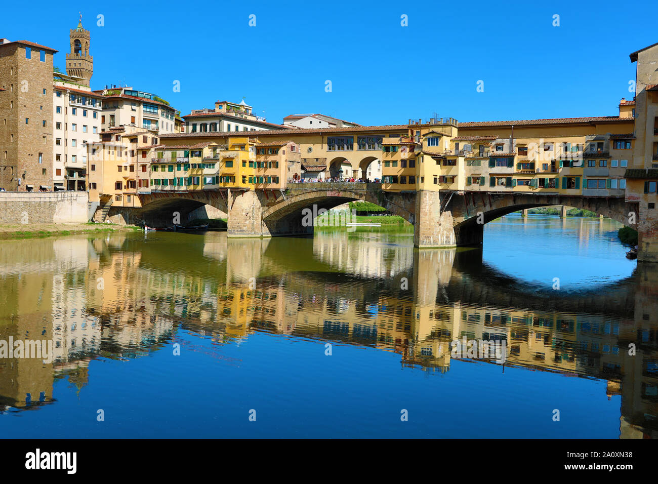 Il Ponte Vecchio ponte sul fiume Arno, Firenze, Italia Foto Stock