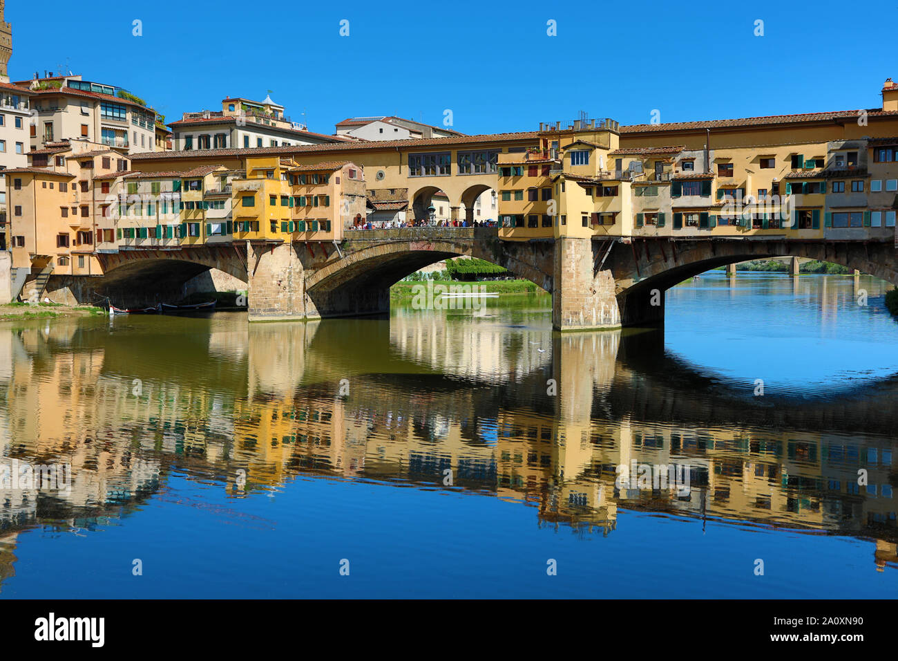 Il Ponte Vecchio ponte sul fiume Arno, Firenze, Italia Foto Stock