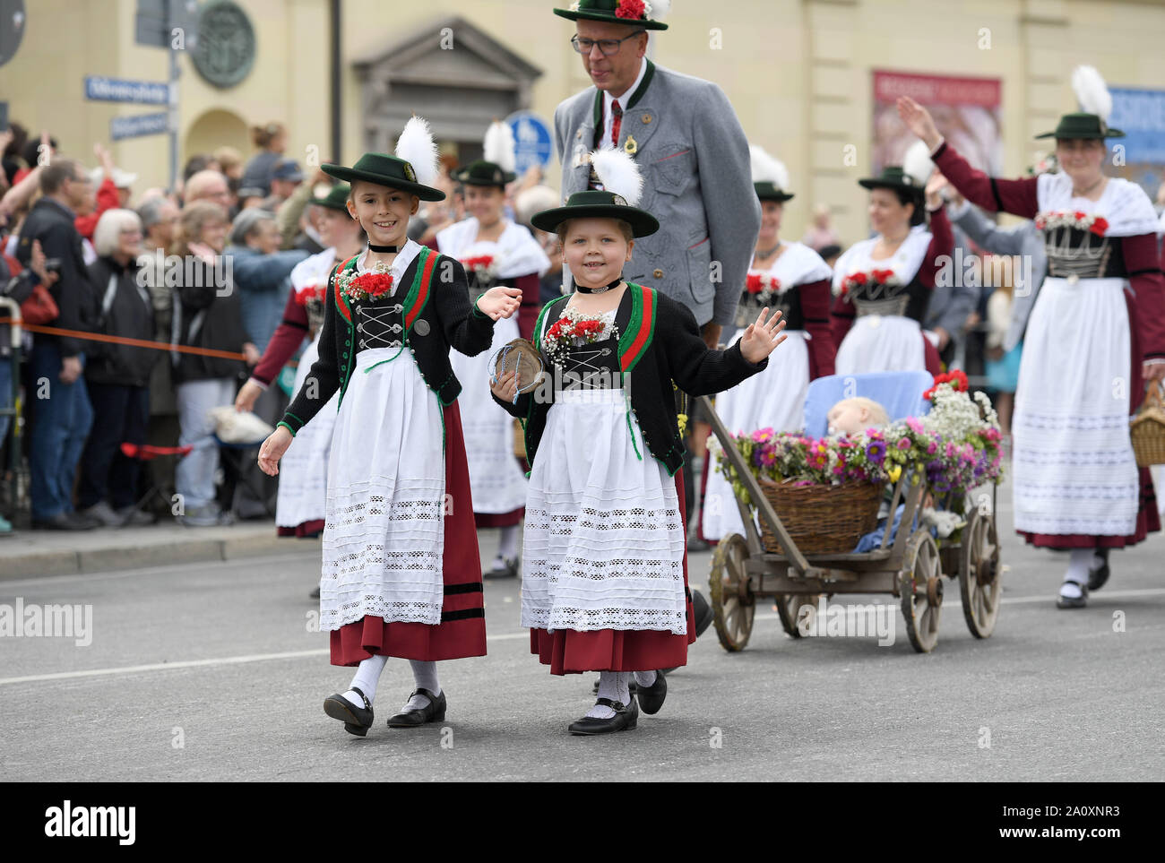 Monaco di Baviera, Germania. Il 22 settembre, 2019. Persone partecipare alla sfilata Oktoberfest a Monaco di Baviera, Germania, Sett. 22, 2019. Questo anno di Oktoberfest va da sett. 21 ott. 6. Credito: Lu Yang/Xinhua/Alamy Live News Foto Stock