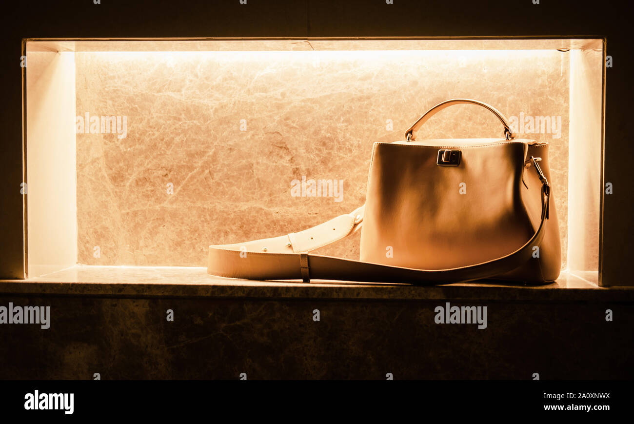 Donna borsa beige sulla tavola di marmo. Concentrarsi sulle luci e le ombre. Moda blogging concetto. Copyspace Foto Stock