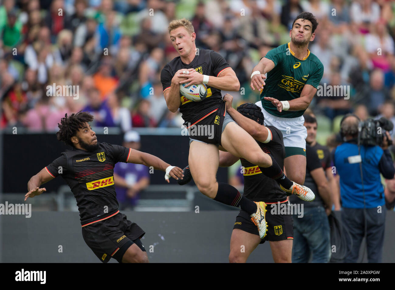 Monaco di Baviera, Germania. Il 22 settembre, 2019. Oktoberfest Sevens Rugby torneo a Monaco di Baviera il 21 e 22 settembre 2019. Semifinale Germania contro il Sud Africa. Tim Lichtenberg (Germania) afferra la palla alta contro South African Chris asciutto. Credito: Juergen Kessler/Kessler-Sportfotografie/dpa/Alamy Live News Foto Stock