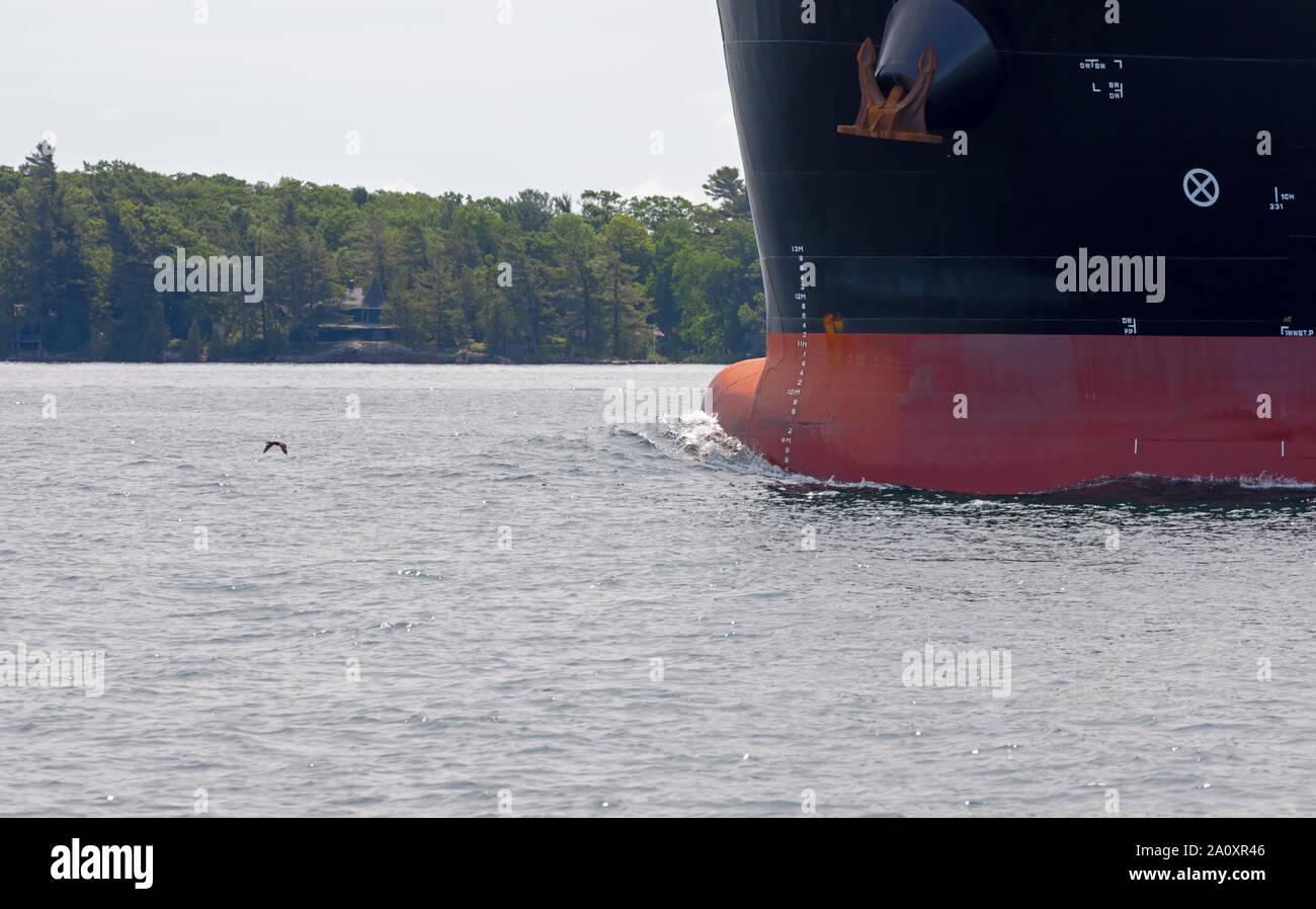 Primo piano della prua a bulbo su un lago freighter Foto Stock