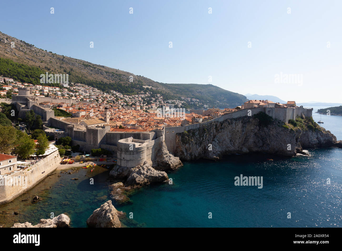 Dubrovnik le mura della città - una vista della città di Dubrovnik Città Vecchia e al muro, sito Patrimonio Mondiale dell'UNESCO, da Fort Lovrijenac; Dubrovnik Croazia Europa Foto Stock