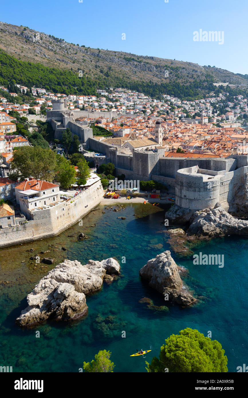 Dubrovnik mura della città murata e il mare Adriatico, sito patrimonio mondiale dell'UNESCO, vista da fort in estate, Dalmazia, Croazia Europa Foto Stock