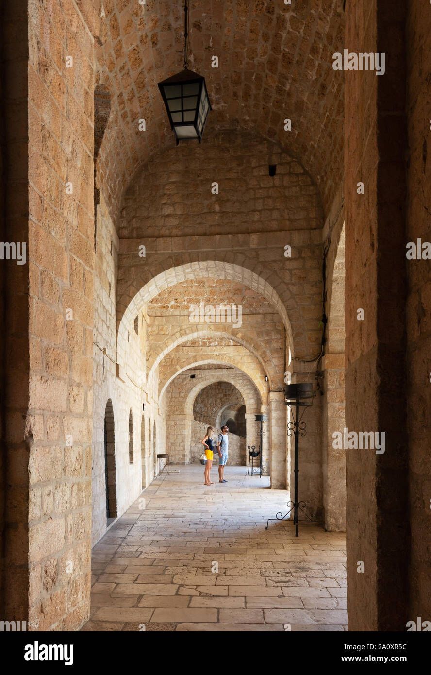 Fort Lovrijenac interni, persone che guardano all'interno della fortezza medievale, parte delle difese del sito patrimonio mondiale dell'UNESCO, Dubrovnik Croazia Foto Stock