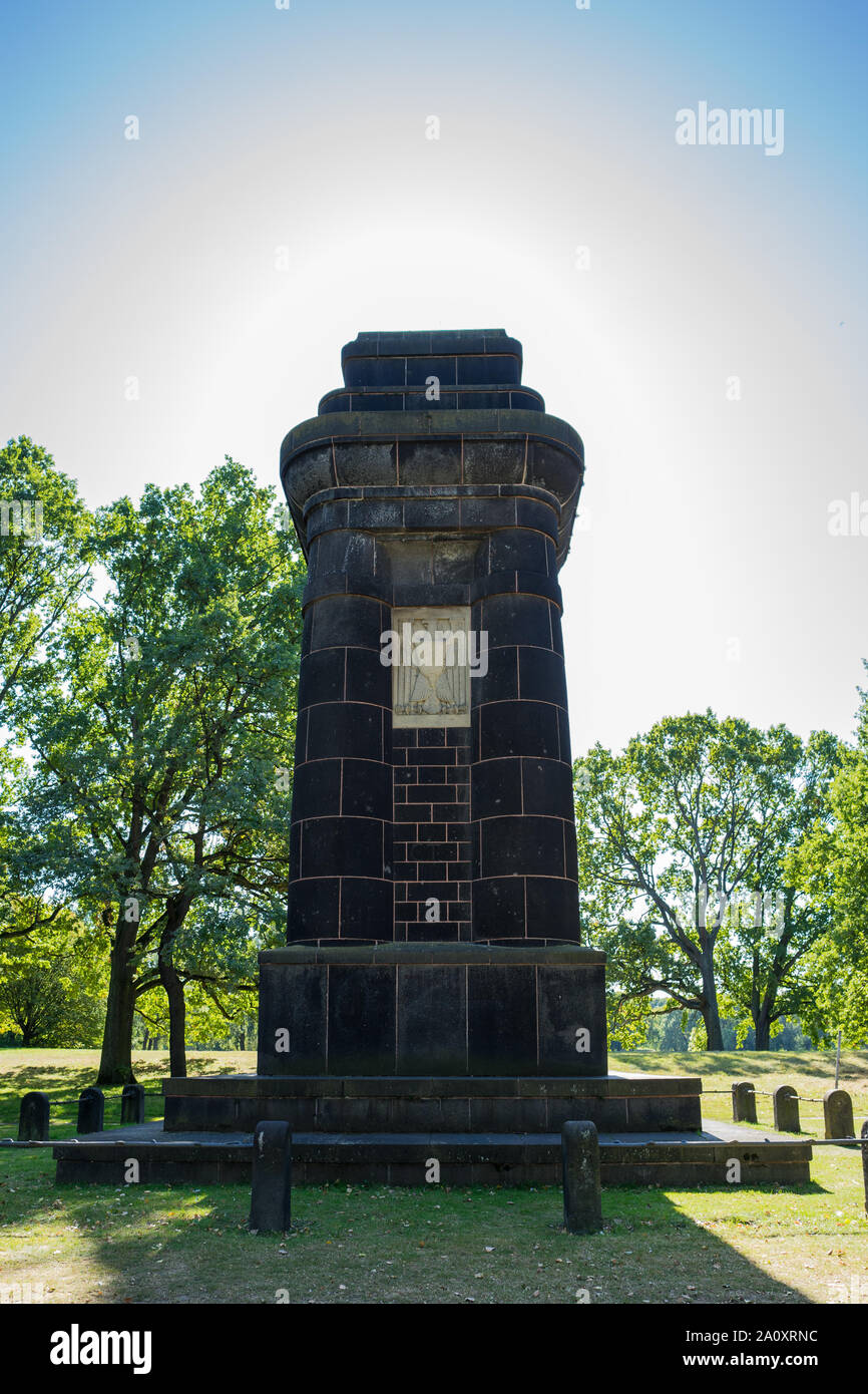 La Bismark torre nel parco Rheinaue a Bonn. Retroilluminazione da sole- Foto Stock