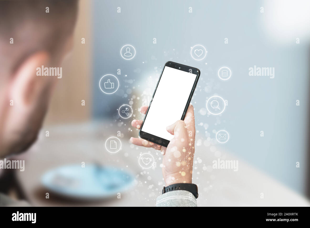 Telefono mockup in man mano. Schermo isolato per app, design presentazione. Rete sociale concetto icone accanto a. Foto Stock