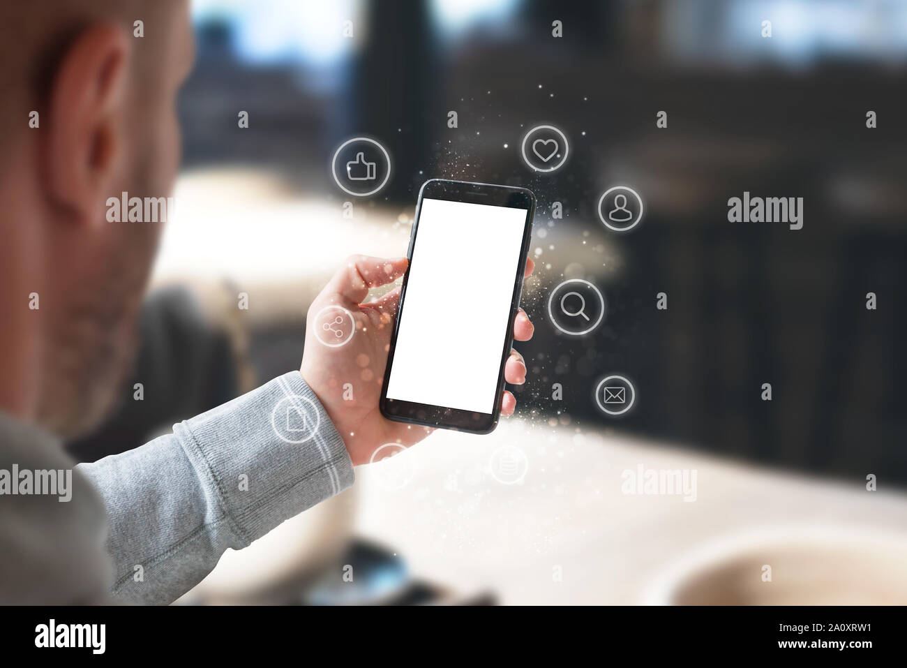 Telefono mockup circondato con social network icone concetto. Foto Stock