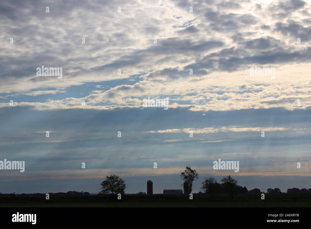 Una mattina di settembre cielo sopra una fattoria Foto Stock