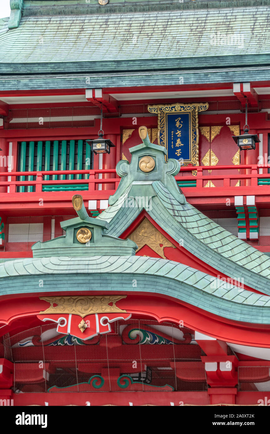 Dettagli della bella Honden (sala principale) di Tomioka Hachiman-gu sacrario scintoista. Il più grande santuario dedicato alla divinità Hachiman a Tokyo Foto Stock