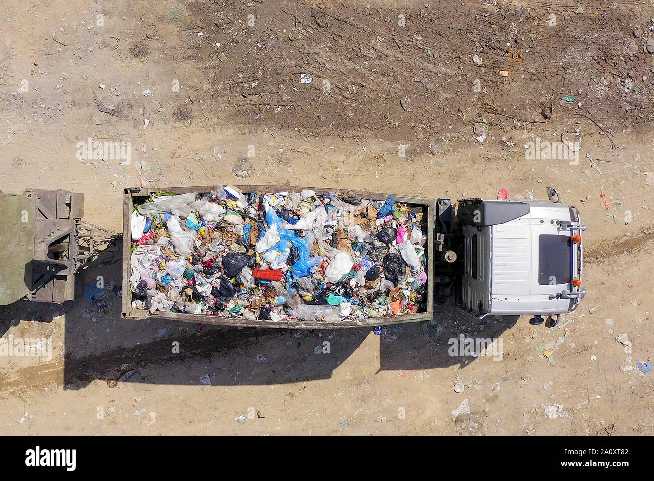 Caricato Immondizia camion scarico in una discarica comunale, superiore dell'antenna verso il basso Foto Stock