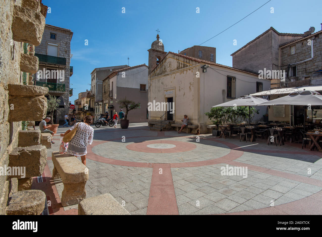 Porto-Vecchio, Corsica, Francia - Sep 20, 2019: turisti su una piccola piazza antistante la chiesa di S. Giovanni Battista. Foto Stock