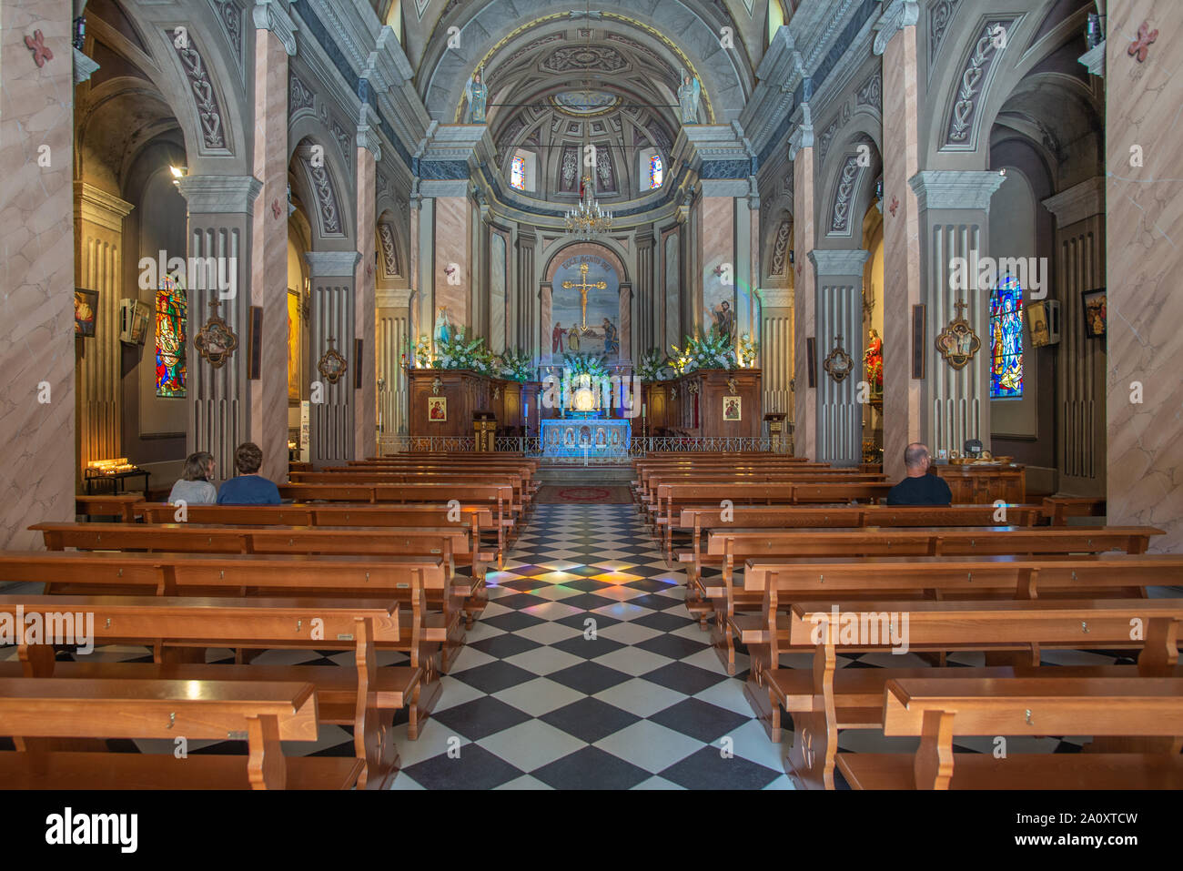 Porto-Vecchio, Corsica, Francia - Sep 20, 2019: Tre persone posti a sedere all'interno della chiesa di S. Giovanni Battista. Foto Stock