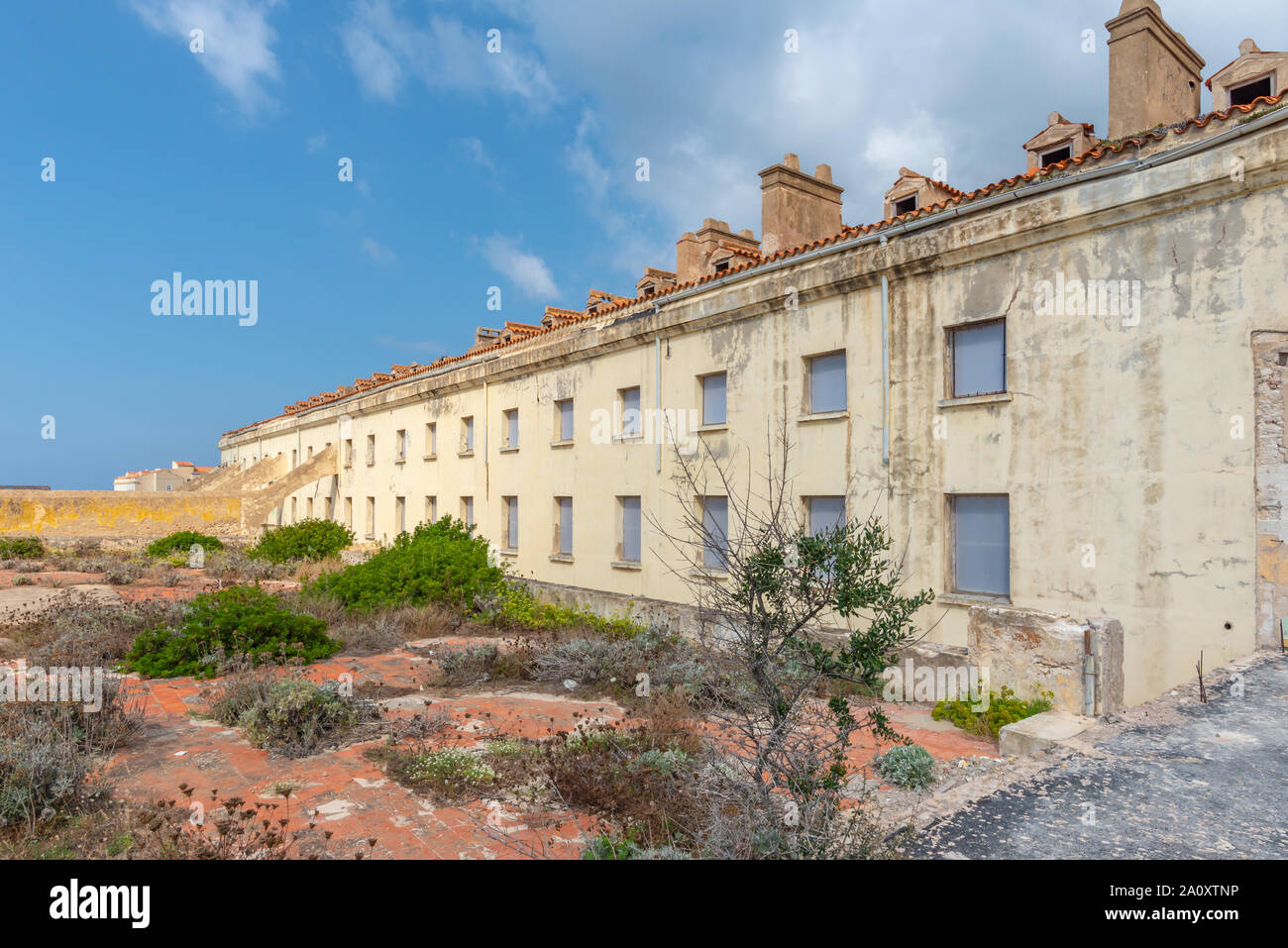 In disuso edificio militare prese un pomeriggio estivo a Bonifacio, Francia Foto Stock