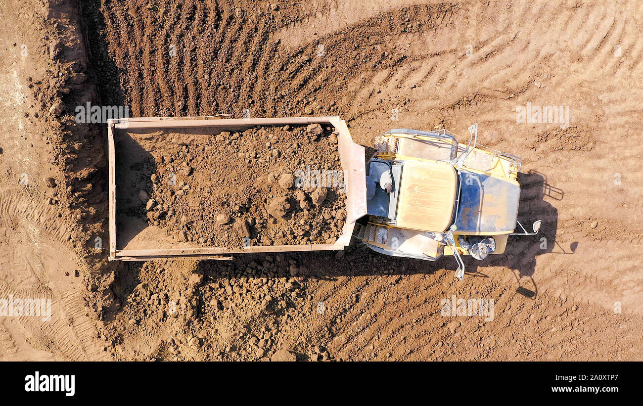 Trasportatore articolato carrello caricato con il terreno in corrispondenza di un settore industriale del sito di sviluppo, di tipo "topdown" immagine aerea. Foto Stock