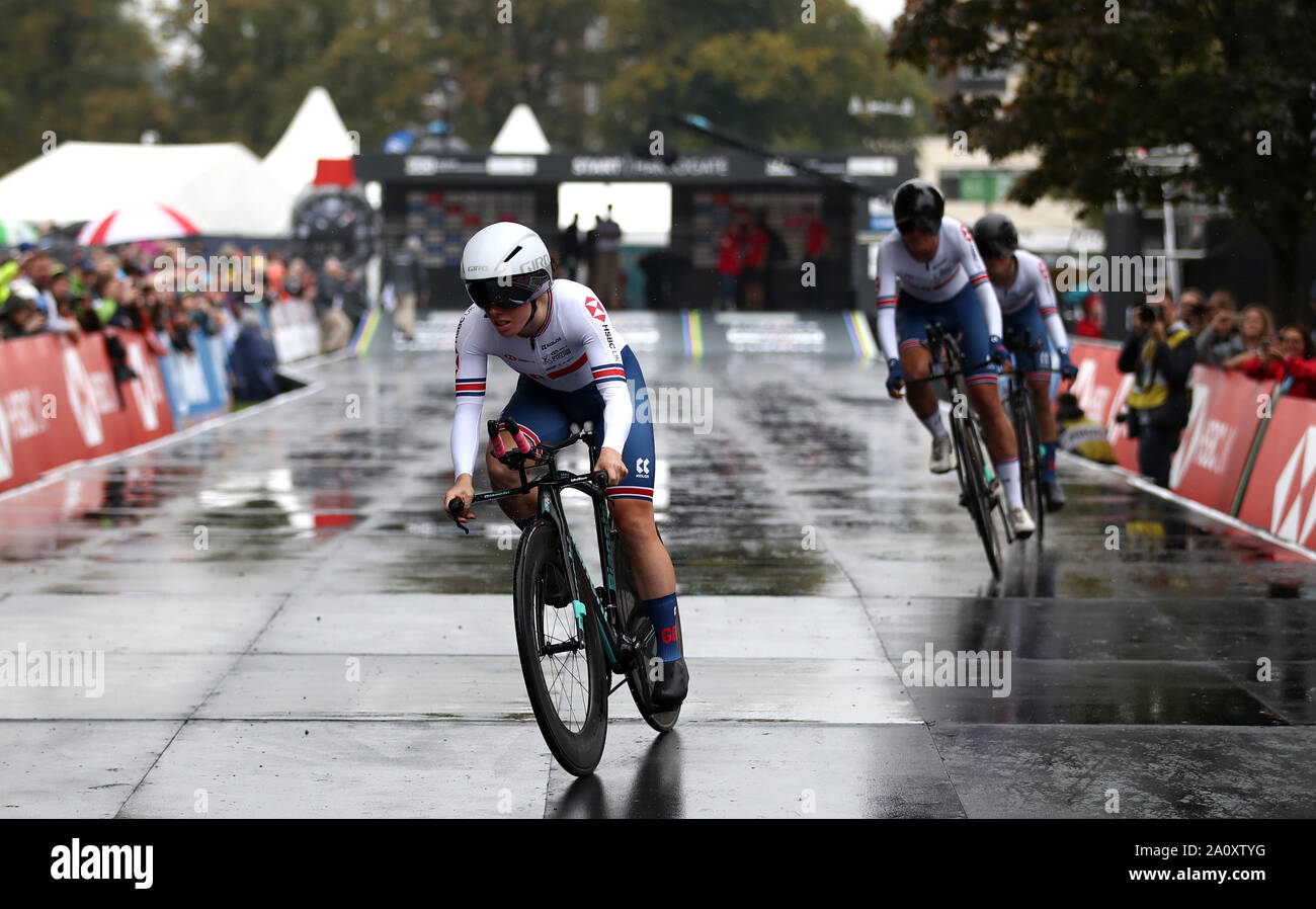 Gran Bretagna Anna Henderson fuori del cancello davanti ai compagni di squadra Lauren Dolan e Joscelin Lowden all'inizio del 2019 Mondo UCI Road Championship Team Crono staffetta mista attraverso Harrogate. Foto Stock