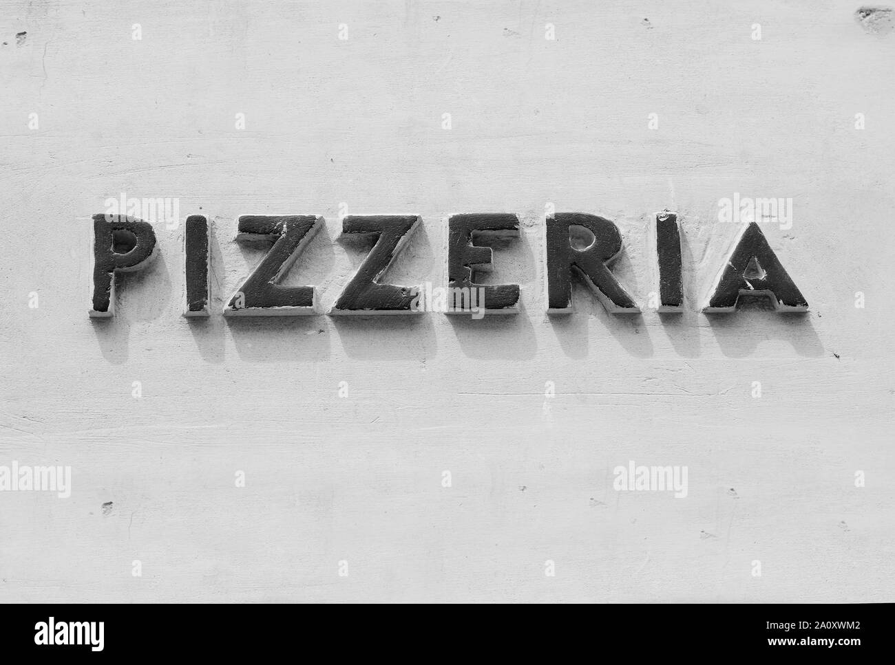Vecchia pizzeria segno a una parete in Italia. Realizzata a mano in materiale ceramico. Foto Stock