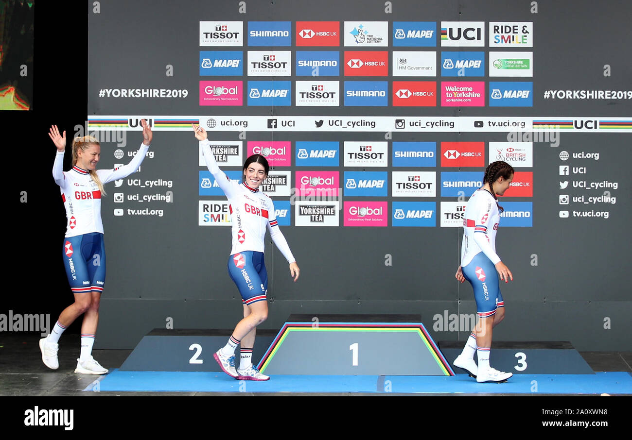 Gran Bretagna Anna Henderson (centro) Lauren Dolan (destra) e Joscelin Lowden salire sul podio dopo aver posizionato il bronzo durante il 2019 Mondo UCI Road Championship Team Crono staffetta mista attraverso Harrogate. Foto Stock