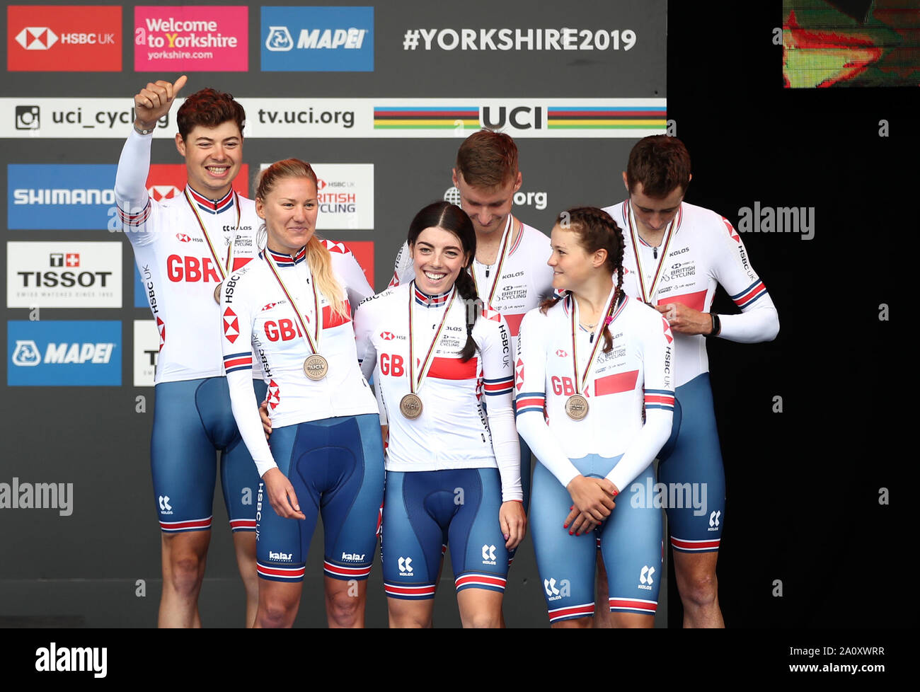 Gran Bretagna festeggiare sul podio dopo l'immissione di bronzo in 2019 Mondo UCI Road Championship Team Crono staffetta mista attraverso Harrogate. Foto Stock