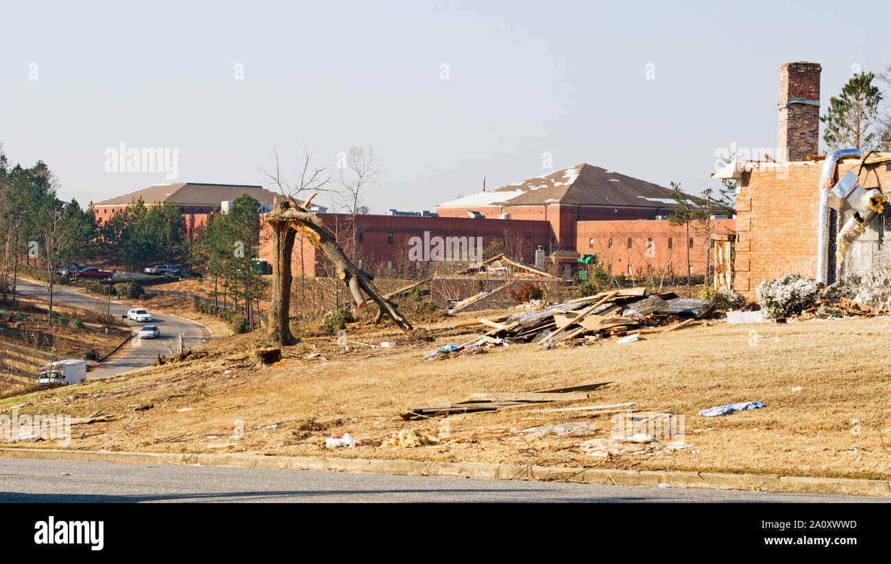 Un quartiere residenziale comprendente una chiesa e una scuola vengono distrutti da un tornado che toccato nel mese di marzo. Foto Stock