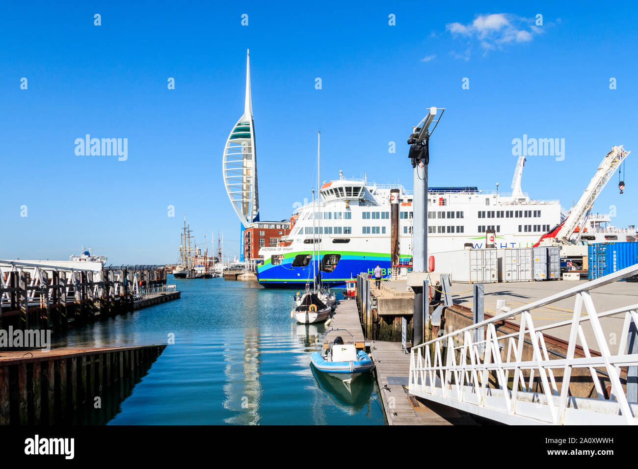 Un Isola di Wight traghetto per auto emergente dal Portsmouth Porto, Emirati Spinnaker Tower in background, Portsmouth, Regno Unito Foto Stock