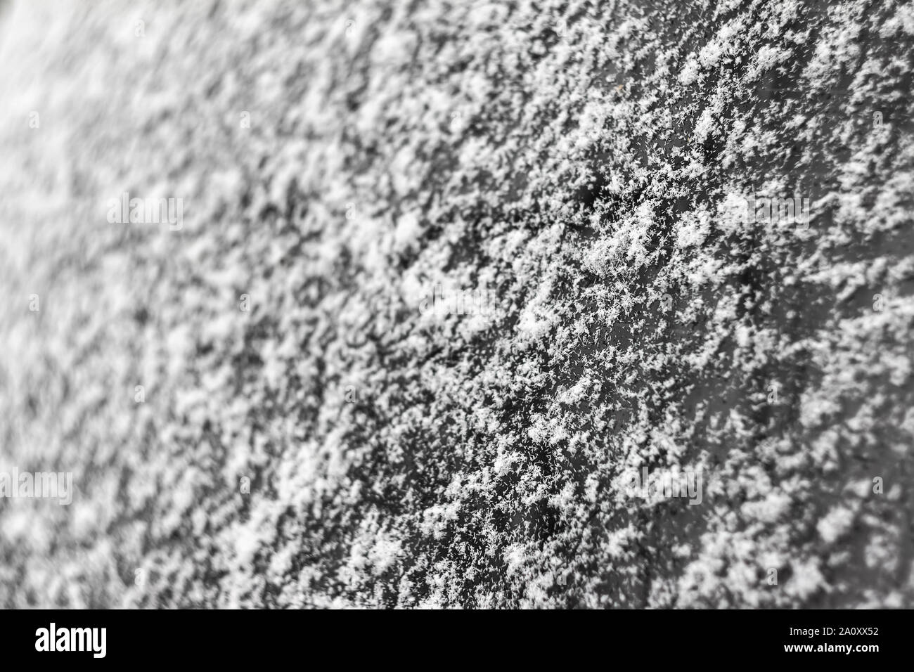 I fiocchi di neve su un vetro auto close-up. Sfondo Inverno Foto Stock