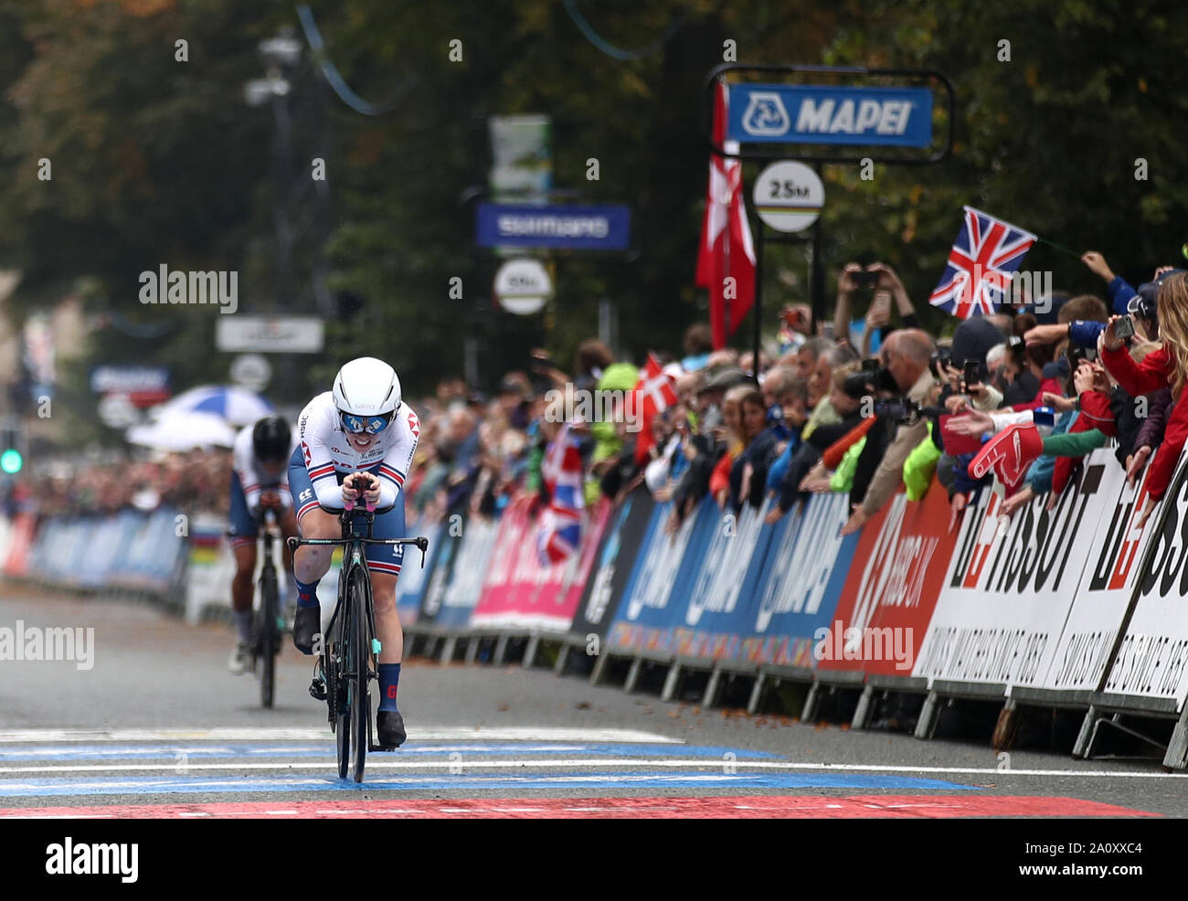 Gran Bretagna Anna Henderson attraversa la linea durante il 2019 Mondo UCI Road Championship Team Crono staffetta mista attraverso Harrogate. Foto Stock