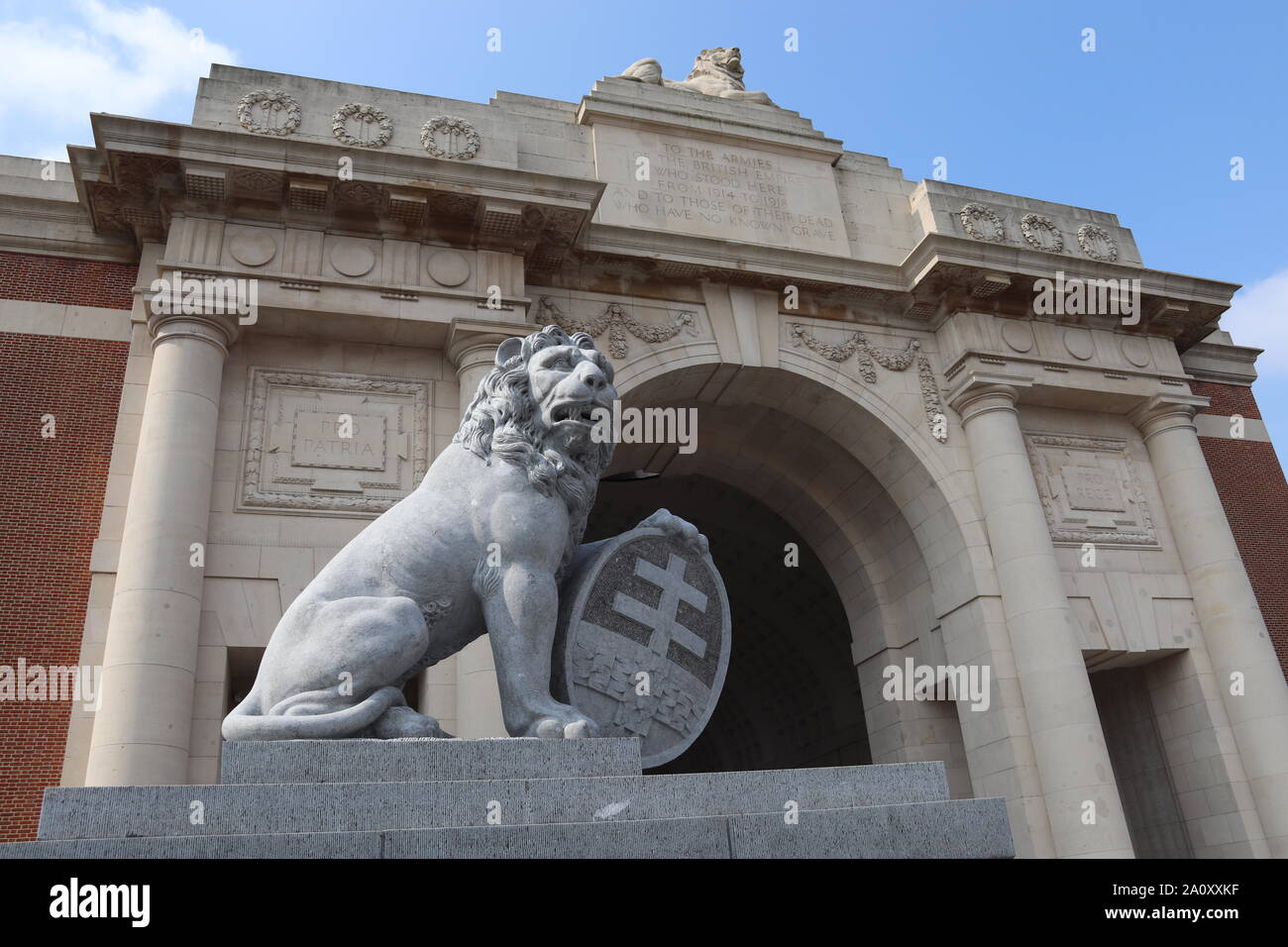 Porta Menin e leone a Ypres / Ieper Fiandre Foto Stock