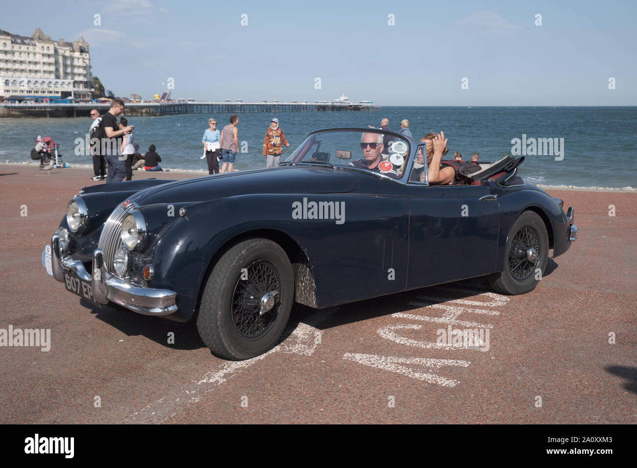 Jaguar XK club vetture partecipanti nel Round Britain unità costiere di arresto internazionale sulla spiaggia di Llandudno. per raccogliere fondi per il cancro della prostata UK Foto Stock