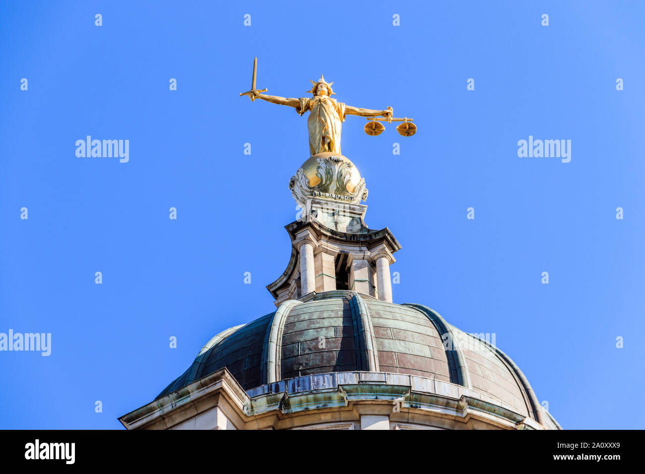 Statua di Lady giustizia dal British scultore F. W. Pomeroy sulla cupola della centrale di Corte Penale, Old Bailey, London EC4, Regno Unito Foto Stock
