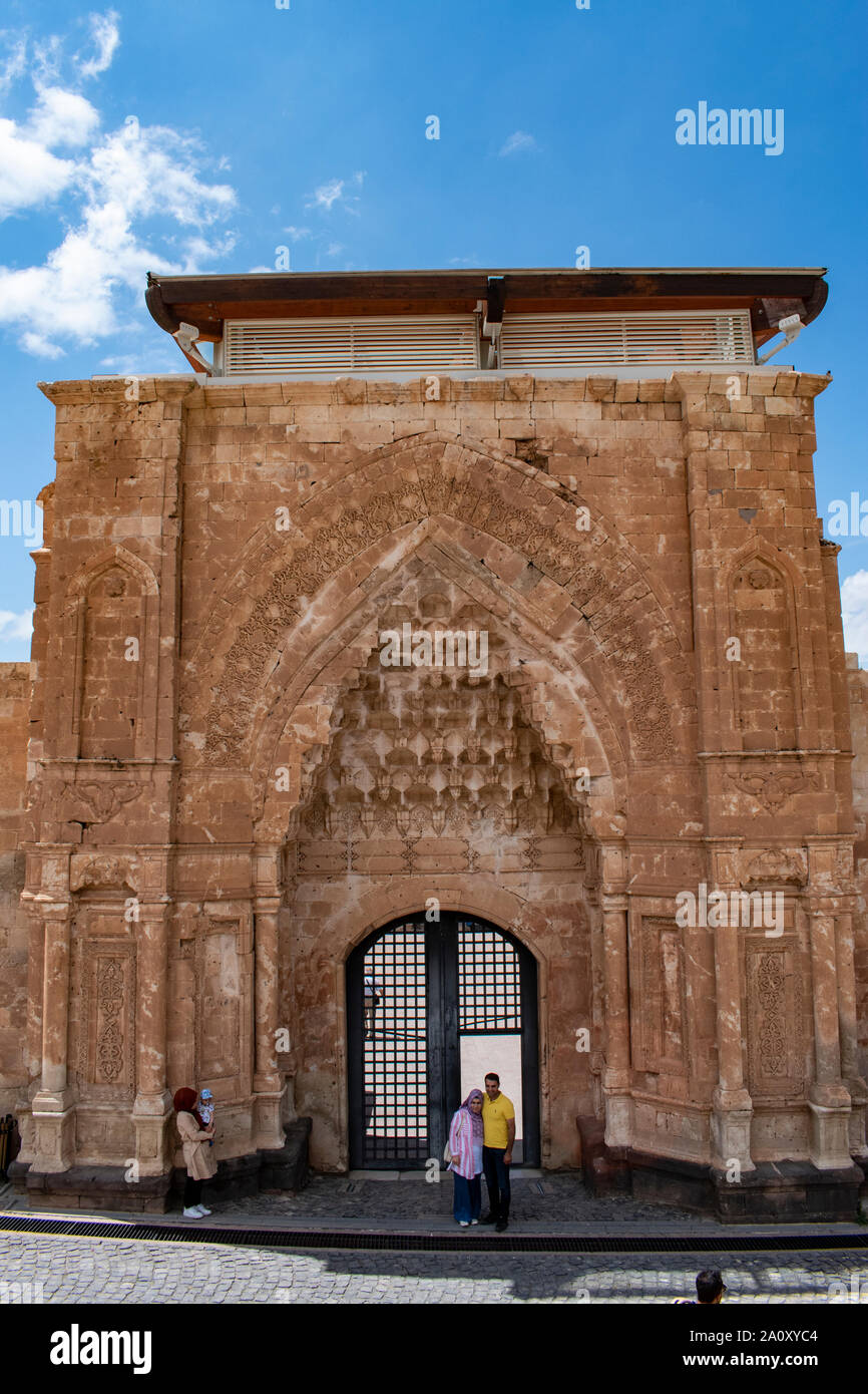 Dogubayazıt, Turchia: il cancello principale all'ingresso del Ishak Pasha Palace, il famoso semi-rovinato palazzo del periodo Ottomano (1685-1784) Foto Stock