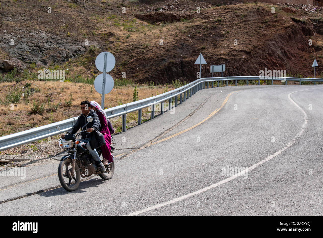 La Turchia, il Medio Oriente: un giovane curdo su una moto per le strade di Dogubayazıt, una cittadina a 15 km a sud-ovest del Monte Ararat confinanti con l' Armenia e Iran Foto Stock