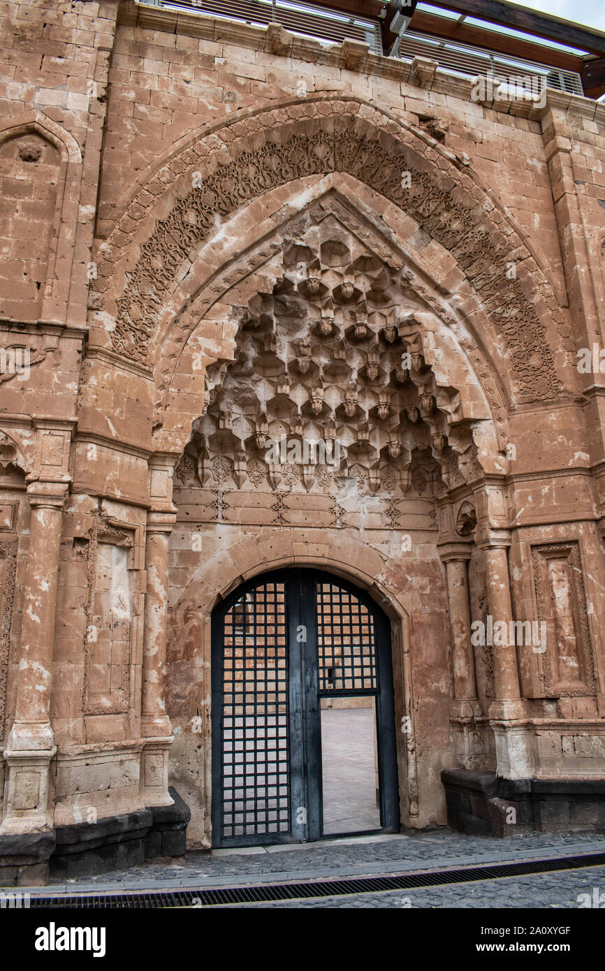 Dogubayazıt, Turchia: il cancello principale all'ingresso del Ishak Pasha Palace, il famoso semi-rovinato palazzo del periodo Ottomano (1685-1784) Foto Stock